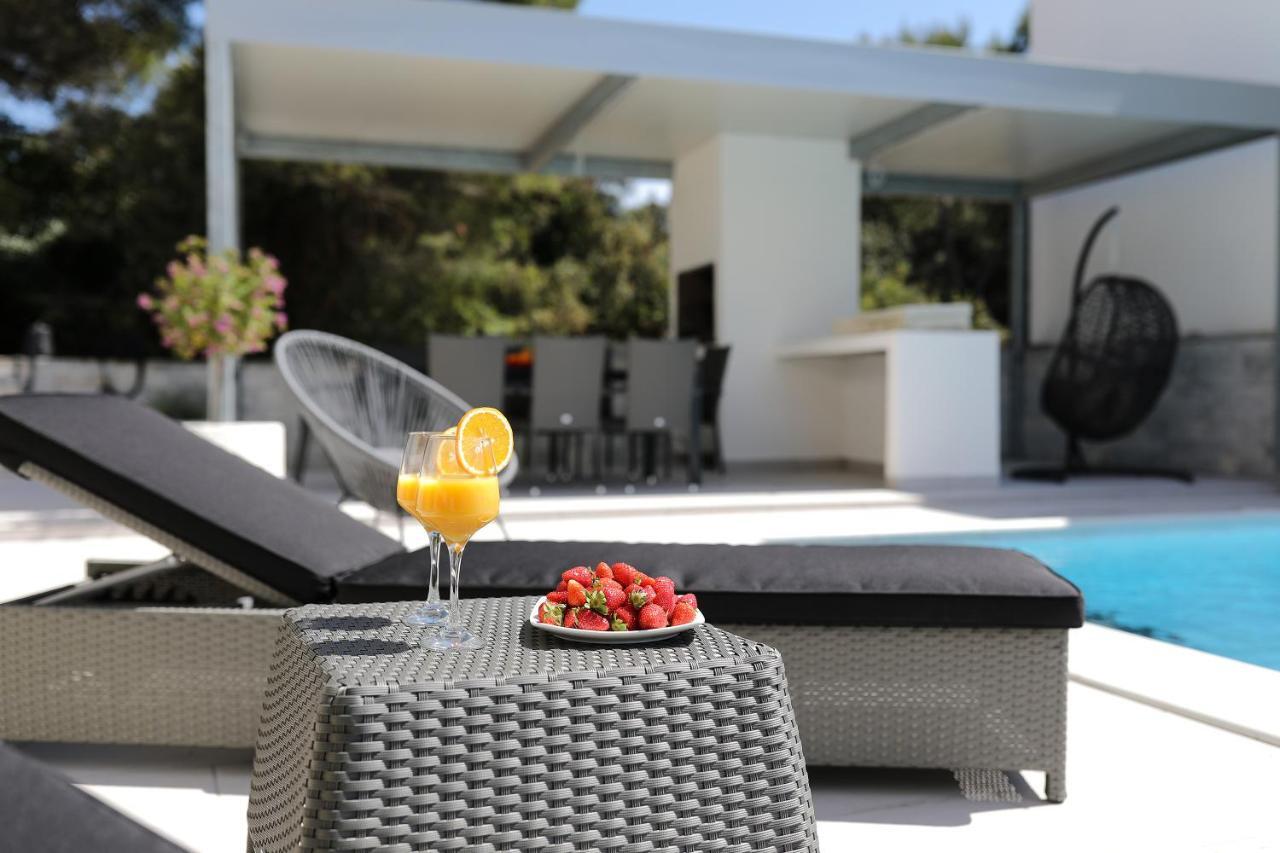 Luxury Villa Nada With Pool เพทรอซาเน ภายนอก รูปภาพ